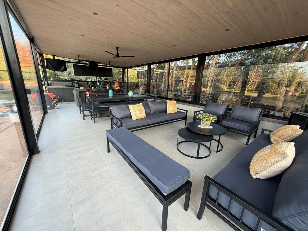 Terraza cubierta con mobiliario premium