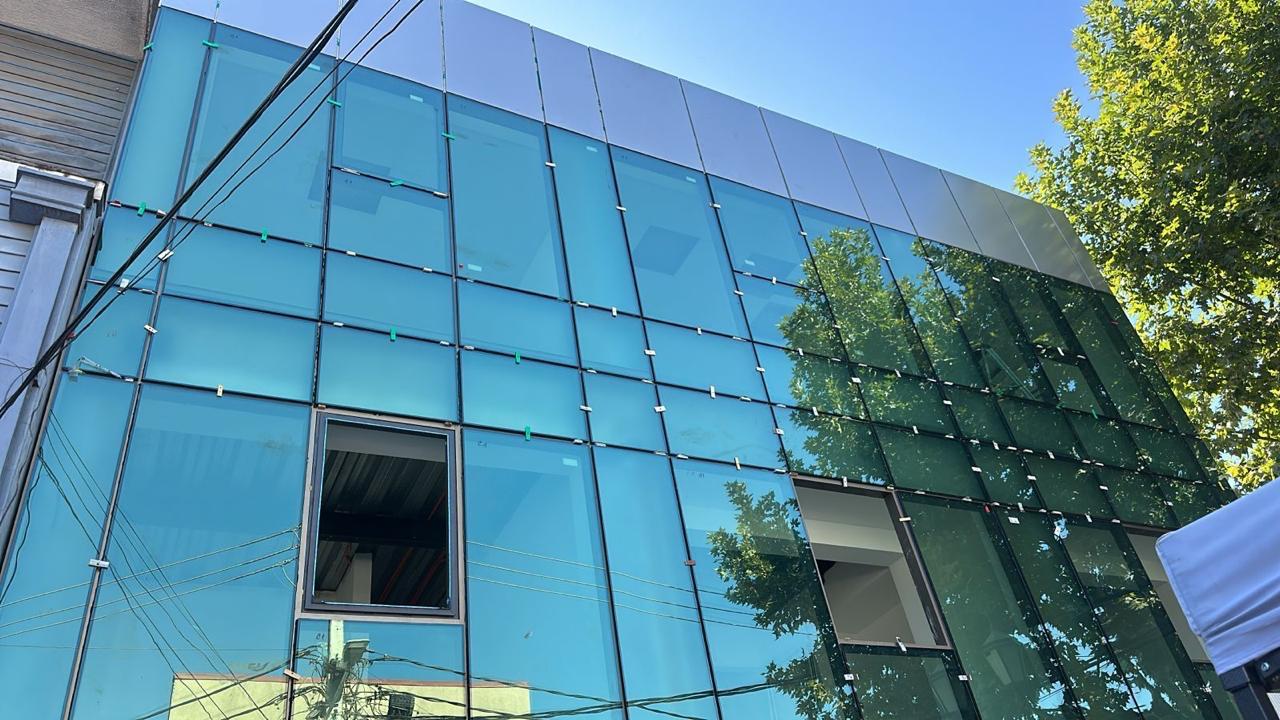 Fachada comercial de muro cortina vidriado